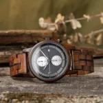 Montre chronographe en bois véritable pour homme, modèle Pulsor avec boîtier en noyer et cadran noir élégant.