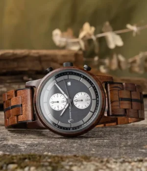 Montre chronographe en bois véritable pour homme, modèle Pulsor avec boîtier en noyer et cadran noir élégant.