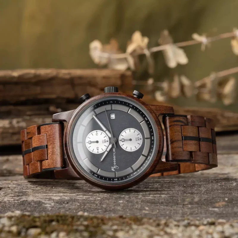 Montre chronographe en bois véritable pour homme, modèle Pulsor avec boîtier en noyer et cadran noir élégant.