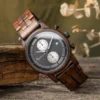 Zoom sur le boîtier de 45 mm de la montre Pulsor en bois naturel avec finitions robustes et légères.