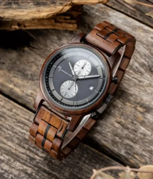 Bracelet ajustable en bois de noyer avec boucle déployante pour un confort et un style unique.