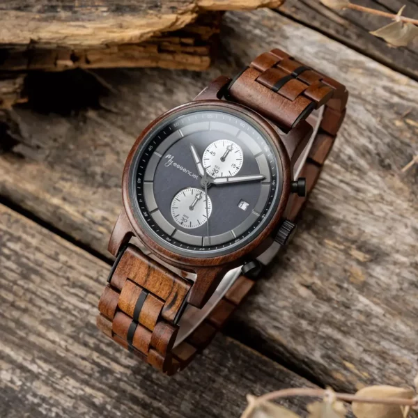 Bracelet ajustable en bois de noyer avec boucle déployante pour un confort et un style unique.