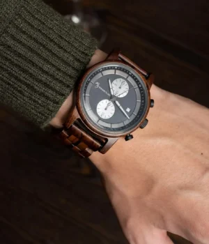 Cadran de la montre Pulsor avec index élégants et fonctionnalités de chronomètre, protégé par un verre en cristal résistant.