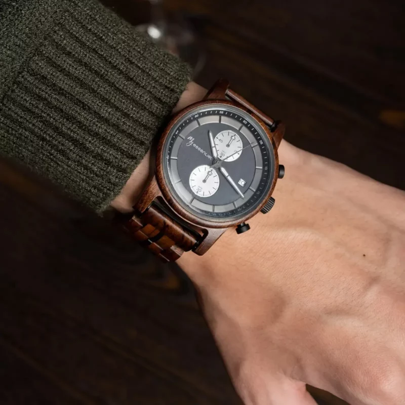 Cadran de la montre Pulsor avec index élégants et fonctionnalités de chronomètre, protégé par un verre en cristal résistant.