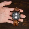 Montre chronographe homme en bois de noyer Pulsor, design élégant et cadran noir métallisé pour un style raffiné.