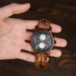 Montre chronographe homme en bois de noyer Pulsor, design élégant et cadran noir métallisé pour un style raffiné.
