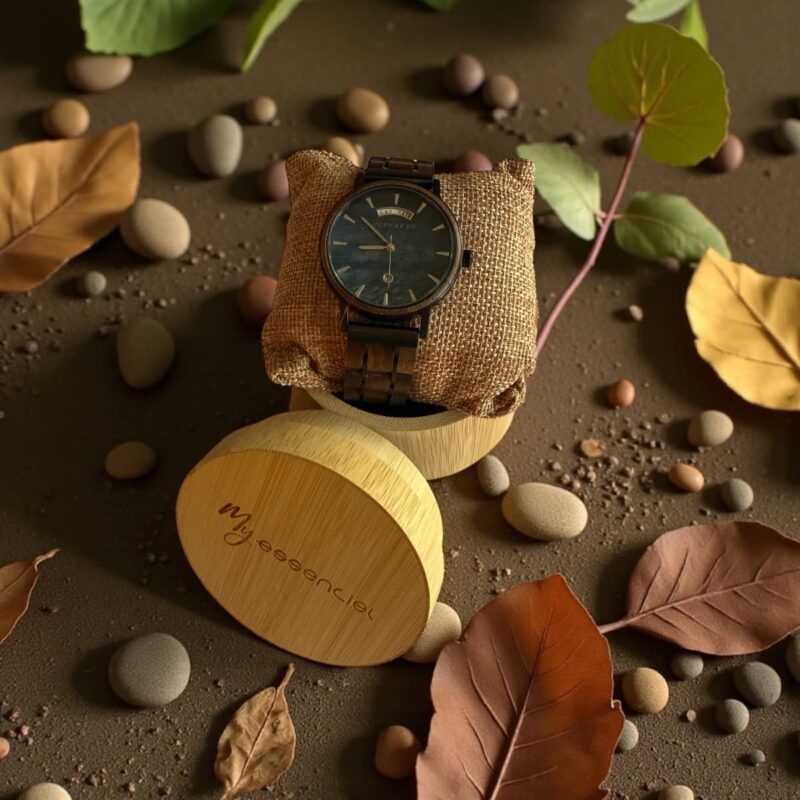 Coffret en noyer Kairos My Essenciel contenant une montre en bois homme posée sur son coussin en toile naturelle, avec maillons supplémentaires.