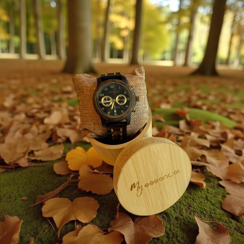 Coffret en ébène Kryos My Essenciel contenant une montre en bois chronographe posée sur son coussin en toile naturelle, avec maillons supplémentaires.
