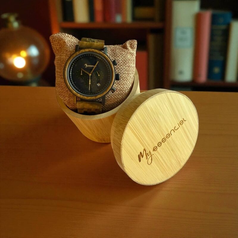 Coffret en gaiac Impérium My Essenciel contenant une montre en bois chronographe homme posée sur son coussin en toile naturelle, avec maillons supplémentaires.