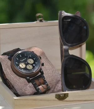 Lunette de soleil Douglas Black pour homme en bois noir, verres polarisés UVA/UVB, design sobre et naturel.