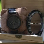 Bracelet homme en cuir noir tressé avec perles de bois et pierres naturelles, style brut, zen et moderne.