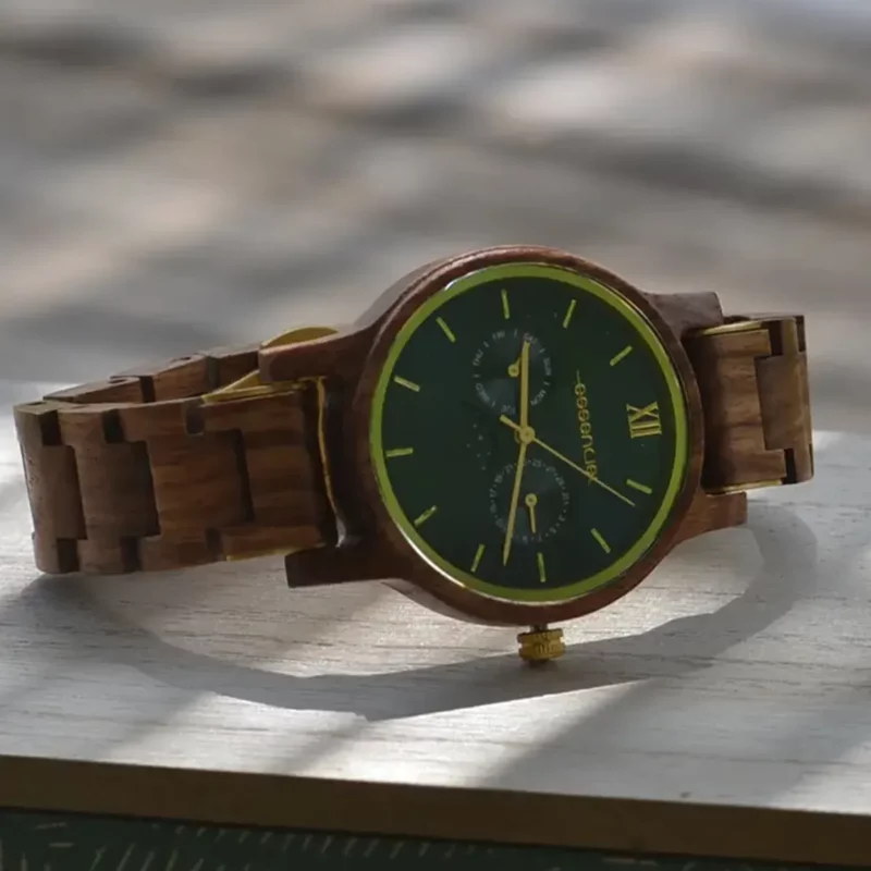 Montre Blue Moon avec cadran bleu profond et boîtier bois clair, élégance naturelle et moderne pour homme.
