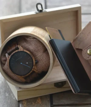 Porte-carte homme compact en liège brun végétal, pratique, écologique et élégant, assorti à la montre Metro7.