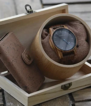 Montre homme Metro7 en bois zébrano, design minimaliste et bracelet full bois, accessoire naturel, léger et durable.