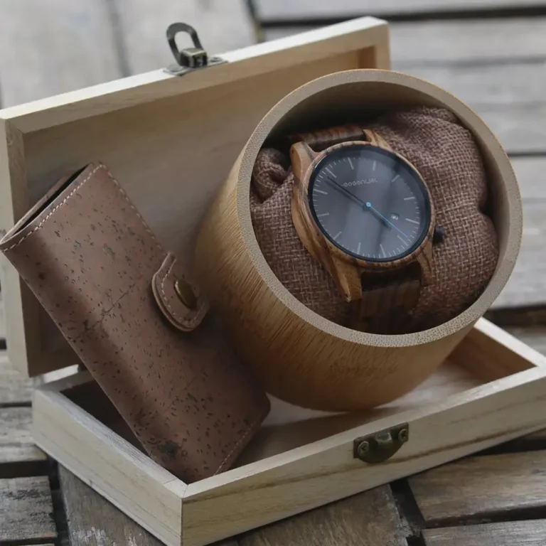 Montre homme Metro7 en bois zébrano, design minimaliste et bracelet full bois, accessoire naturel, léger et durable.