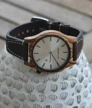 Bracelet cuir noir cousu main pour homme, accessoire haut de gamme, sobre et raffiné, assorti à la montre Metro7.