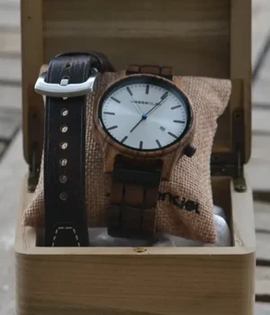 Montre homme bois zebrano Metro7 avec cadran argenté, design moderne et authentique, full bois naturel.
