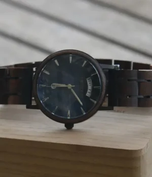 Coffret cadeau homme éthique avec montre bois et bracelet cuir dans boîte en bambou.