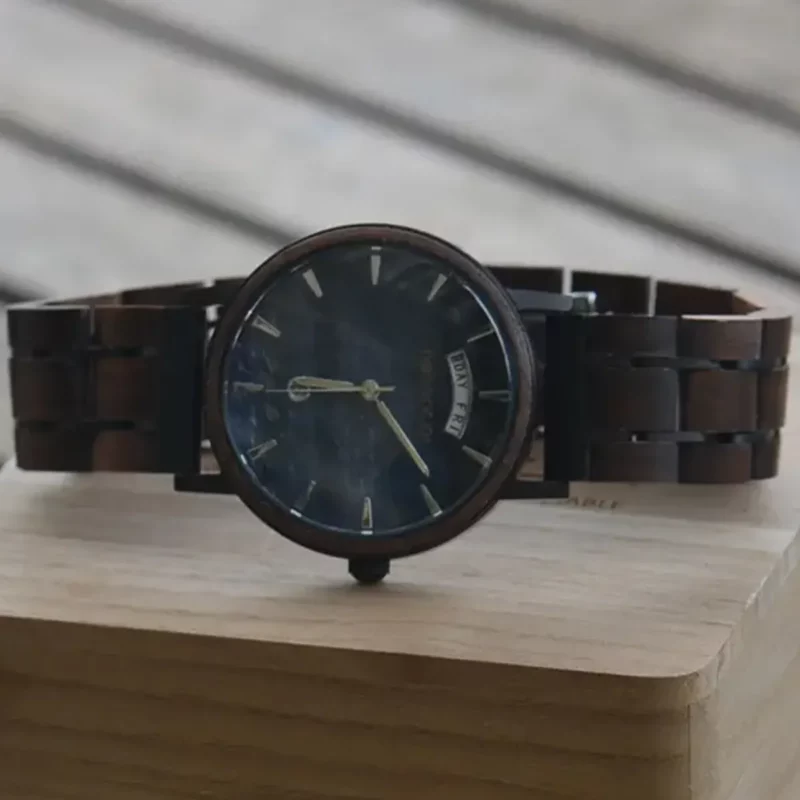 Coffret cadeau homme éthique avec montre bois et bracelet cuir dans boîte en bambou.