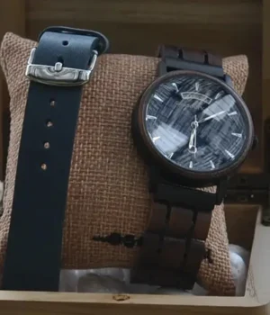 Montre homme Kairos avec boîtier bois et cadran bleu profond, accessoire élégant, naturel et léger.