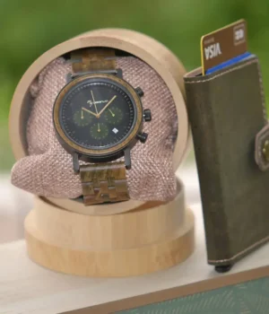 Coffret cadeau homme chic et naturel présenté dans une boîte en bambou gravée avec coussin intérieur, prêt à offrir.