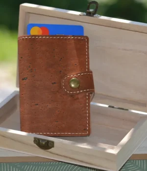 Porte-carte compact en liège marron pour homme, alternative écologique au cuir, souple et élégant.
