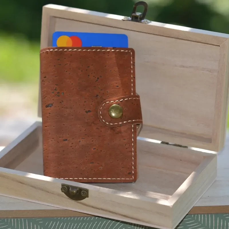 Porte-carte compact en liège marron pour homme, alternative écologique au cuir, souple et élégant.