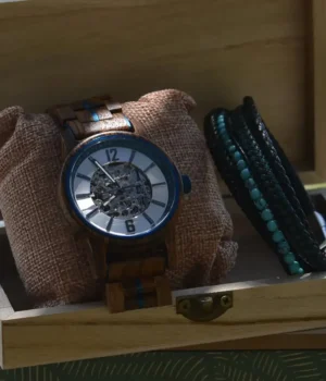 Montre Zenitha homme, mouvement automatique sans pile, cadran squelette et boîtier bois, accessoire chic et éco-responsable.