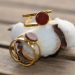 Beau détail de la bague Angel, réalisée en Acier inoxydable doré et bois d’Amarante.