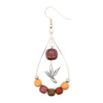 Détails élégants des boucles d'oreilles colibri Serrenna fabriquées en bois noble et métal argenté pour un style chic et naturel.