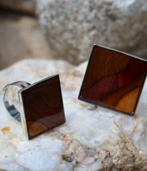 Côté lumineux de la bague marqueterie Bérénice, capturant le scintillement argenté et la profondeur du bois multicolore.