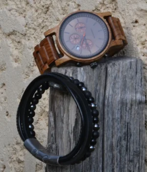 Coffret cadeau homme Everest avec montre en bois chronographe et bracelet cuir, bois et pierres naturelles, présenté dans une boîte en bambou gravée.