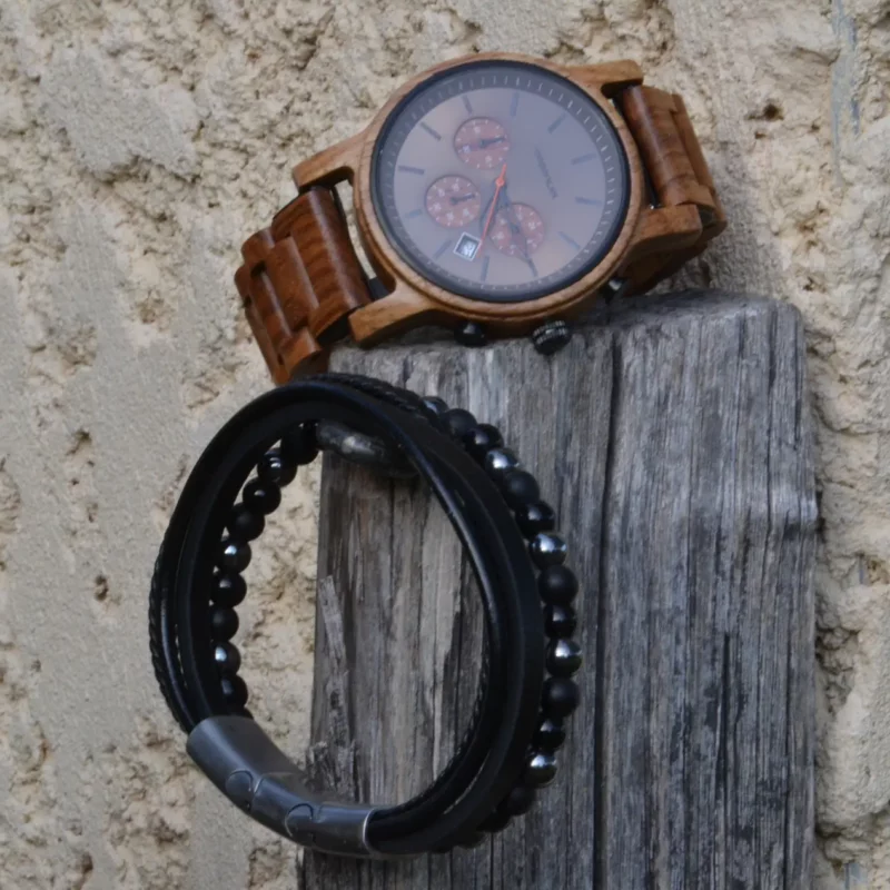Coffret cadeau homme Everest avec montre en bois chronographe et bracelet cuir, bois et pierres naturelles, présenté dans une boîte en bambou gravée.