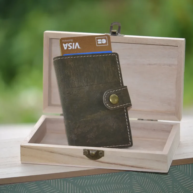 Idée cadeau masculine éthique et originale avec montre bois et porte-carte liège vert, dans un coffret haut de gamme.