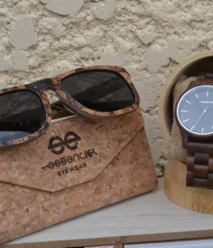 Coffret Manhattan homme avec montre en bois de noyer et lunette Curtis en liège, présenté dans une boîte en bambou naturelle gravée.