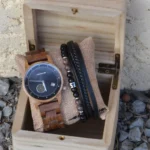 Montre homme Mariner en bois de noyer avec cadran bicolore, style nautique et bracelet ajustable, accessoire naturel et raffiné.