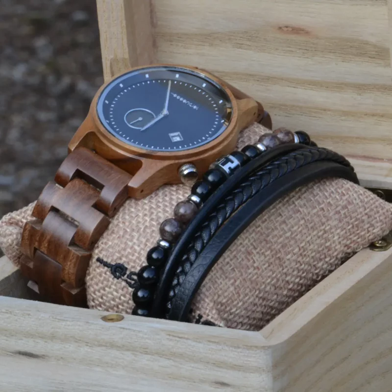 Bracelet homme cuir noir avec perles de bois et pierres naturelles, design brut et tendance pour compléter la montre Mariner.