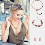 Coffret bijoux en bois Camille avec collier, bracelet et boucles d’oreilles dans des tons chauds et multicolores.