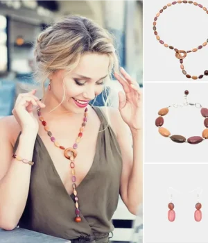 Coffret bijoux en bois Camille avec collier, bracelet et boucles d’oreilles dans des tons chauds et multicolores.