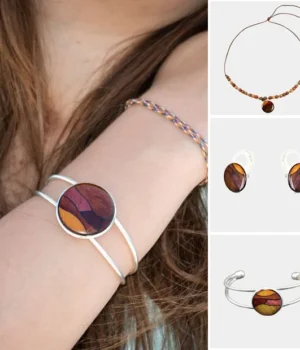 Coffret bijoux marqueterie Arty, graphiques et colorés, incluant pendentif, boucles d’oreilles et bracelet en bois durable.