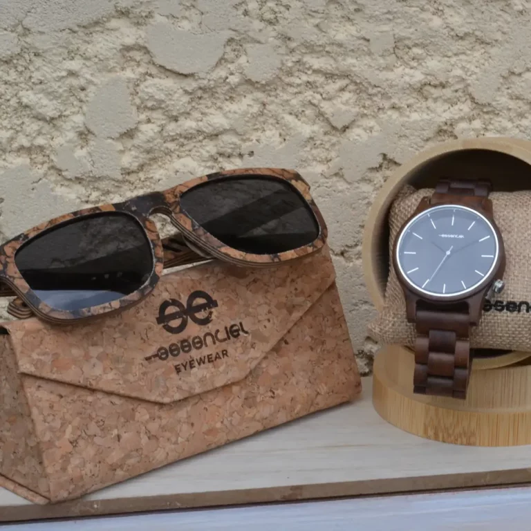 Montre homme Manhattan en bois de noyer au design sobre et contemporain, bracelet ajustable, accessoire éthique et raffiné.