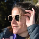 Détail du bois et des finitions des lunettes Kate avec design français élégant.