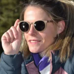 Modèle portant les lunettes artisanales Kate en extérieur au soleil.