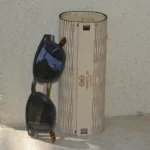 Étui en bois naturel et accessoires inclus avec les lunettes de soleil Falcon Black.