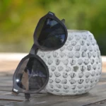 Adoptez les Charlie noir : lunettes solaires homme en bois ébène, avec verres polarisés et finitions artisanales. Design durable, confortable et unique.