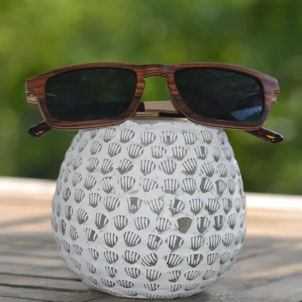 Accessoire éco-responsable : lunettes LA BROWN 087XP fabriquées en bois durable et conformes aux normes CE.