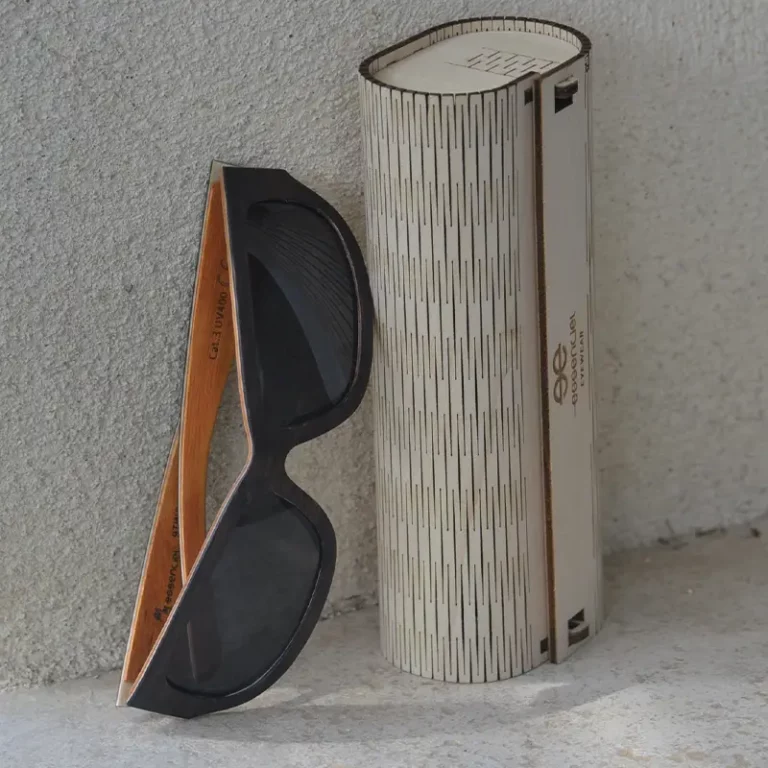 Étui rigide et accessoires inclus avec les lunettes de soleil Mirage