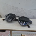 Lunettes de soleil LA BLACK 241XP en bois d’ébène, monture ronde avec design exclusif et réalisation artisanale.