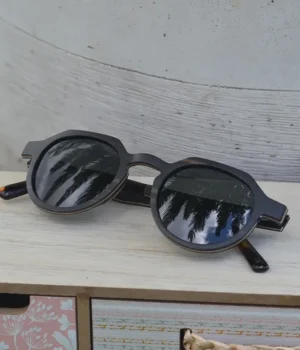 Lunettes de soleil LA BLACK 241XP en bois d’ébène, monture ronde avec design exclusif et réalisation artisanale.