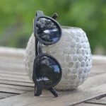 Conception artisanale des lunettes LA BLACK 241XP, waterproof avec double charnière à ressort et légèreté remarquable.